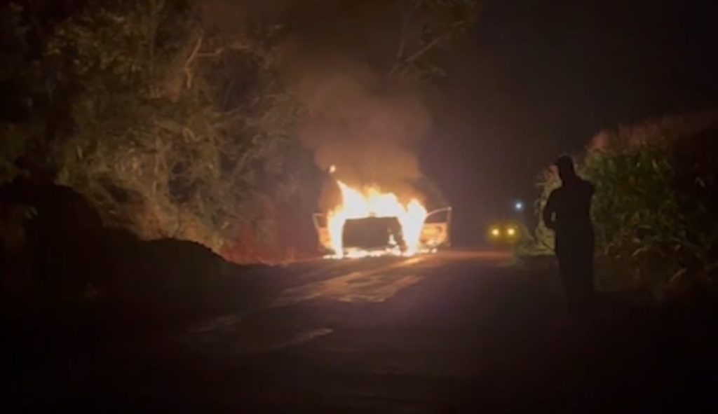 Vídeo mostra Hyundai Azera em chamas às margens da BR-369