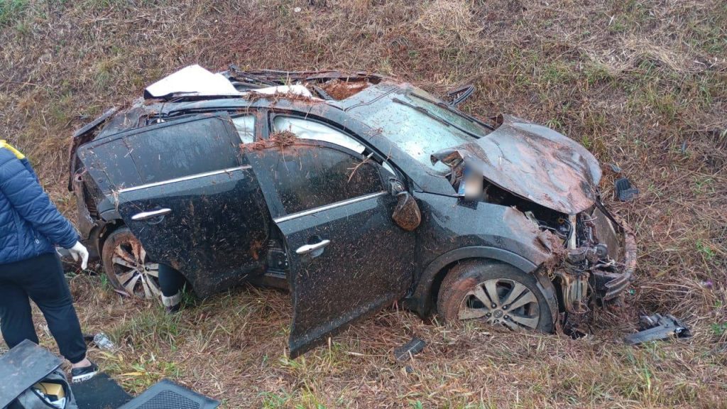 Mangueirinha: carro capota na PR-459 e condutor fica ferido
