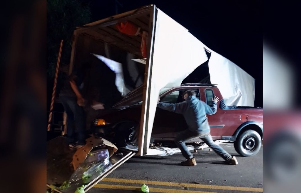 Fiat Strada entra em carroceria de caminhão tombado na PR-082