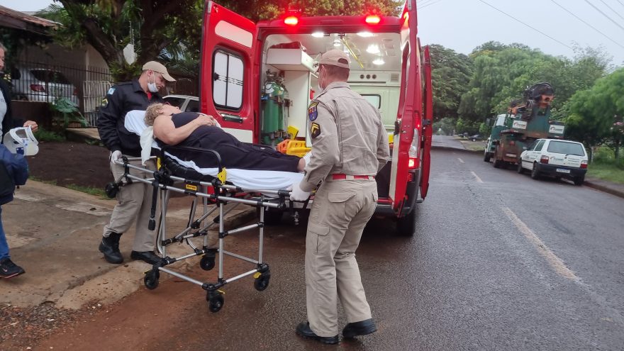 Idosa escorrega no banheiro e é socorrida pelo Siate no bairro Santa Felicidade