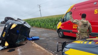Carro carregado com 700 Kg de maconha capota na BR-163 após tentativa de fuga da PRF, em Cascavel