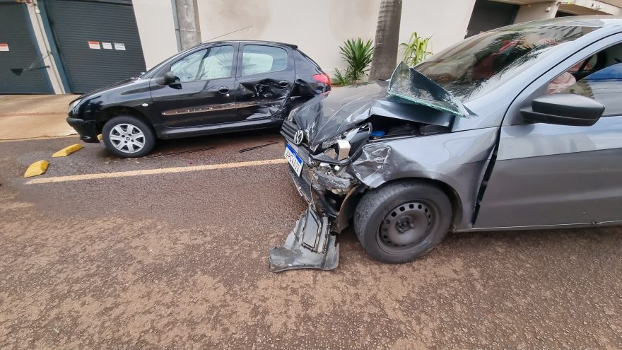 Acidente envolvendo três veículos é registrado no bairro Country