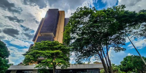 Juros médios cobrados pelos bancos chegam a 43,7% ao ano em fevereiro Imagem referente a Juros médios cobrados pelos bancos chegam a 43,7% ao ano em fevereiro