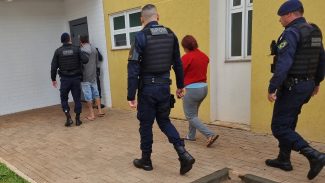 Mulher agride ex com martelada, denuncia agressão por parte dele, mas se revolta com a GM quando ele foi preso