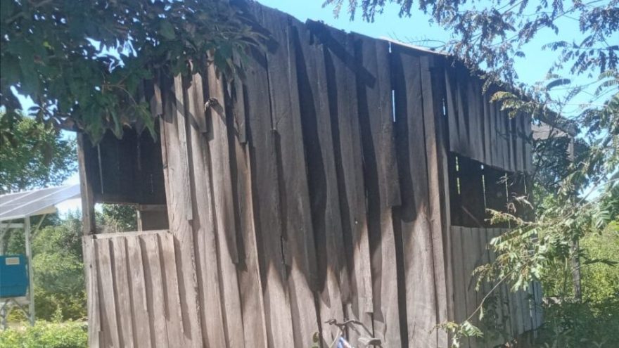 Agressor incendeia casa e embarcação de ex-companheira grávida