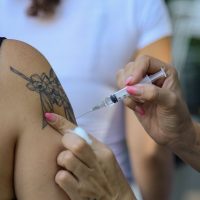 Imagem referente a Cidade do Rio estende vacina contra dengue para jovens de 19 e 20 anos