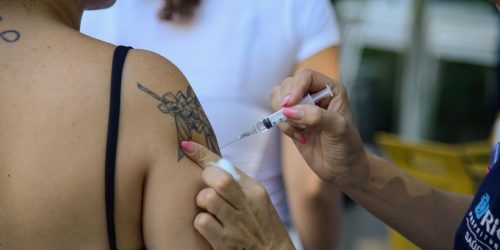Cidade do Rio estende vacina contra dengue para jovens de 19 e 20 anos Imagem referente a Cidade do Rio estende vacina contra dengue para jovens de 19 e 20 anos