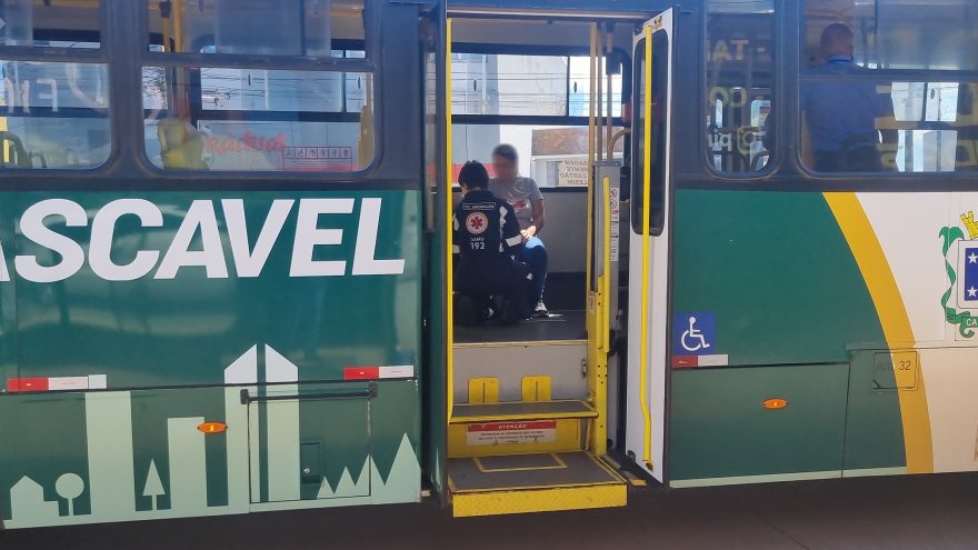 Gestante desmaia dentro de ônibus em Cascavel e espera por mais de uma hora por ambulância do Samu