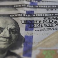 Imagem referente a Dólar cai para R$ 5,84 após suspensão de tarifaço de Trump