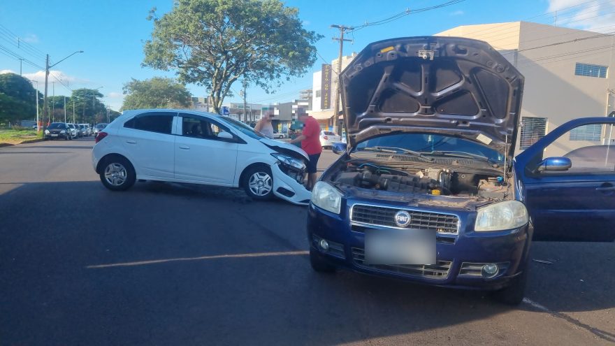 Onix e Palio se envolvem em acidente na Avenida Assunção