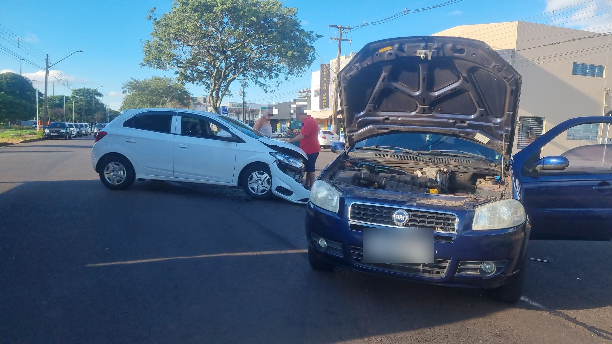 Onix e Palio se envolvem em acidente na Avenida Assunção