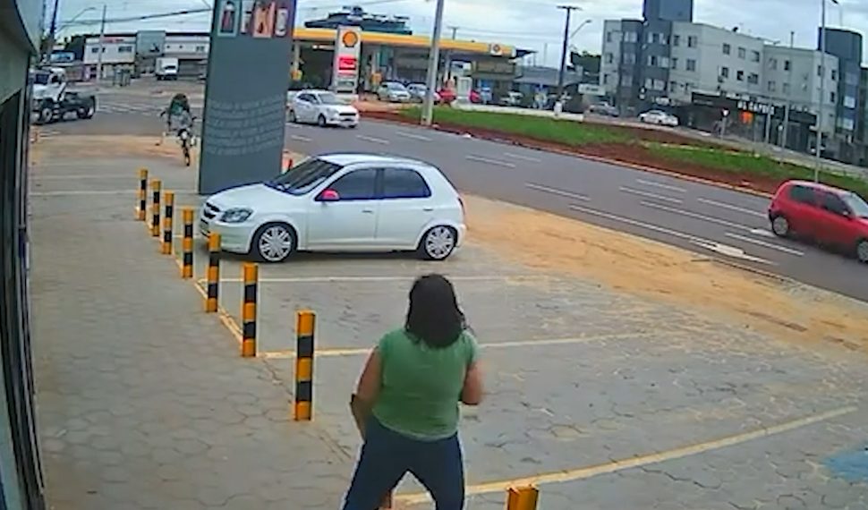 Vídeo mostra motociclista sendo arremessado contra placa de empresa na Av. Carlos Gomes