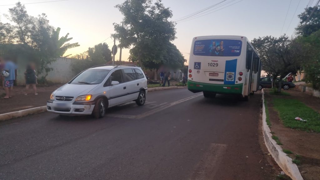 Zafira e ônibus se envolvem em acidente no Bairro Morumbi