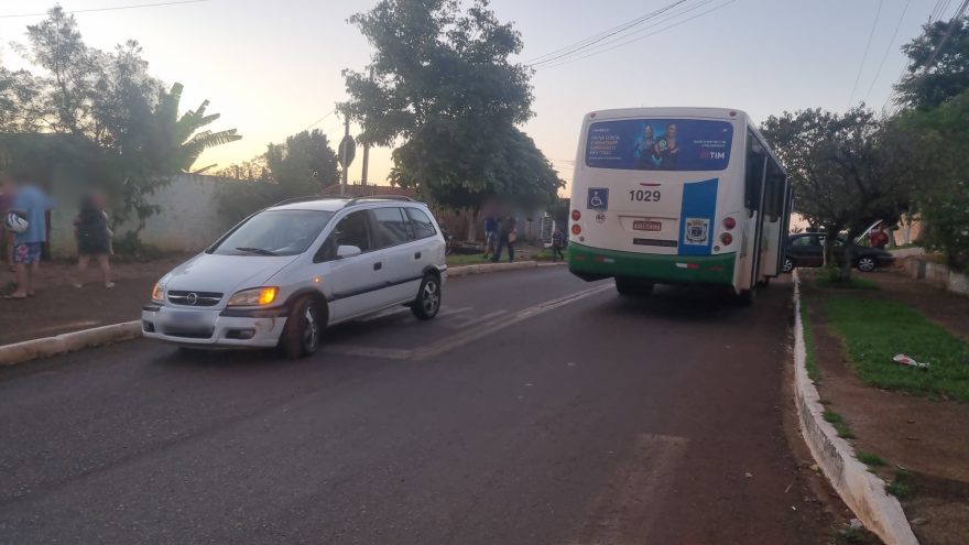 Zafira e ônibus se envolvem em acidente no Bairro Morumbi