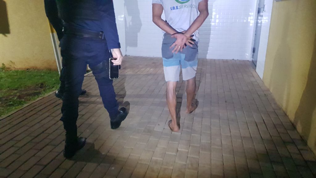 Casal briga no meio da rua e caso vai parar na delegacia Casal briga no meio da rua e caso vai parar na delegacia