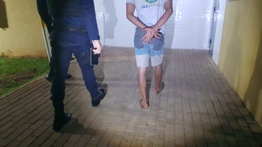 Casal briga no meio da rua e caso vai parar na delegacia