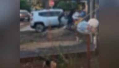 Imagem referente a Vídeos mostram casal brigando em via pública em Cascavel