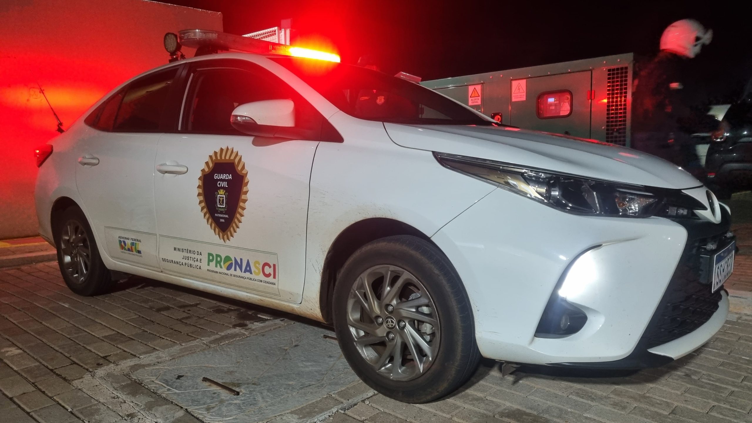 Homem que responde por roubo é detido na Avenida Brasil, no Centro Homem que responde por roubo é detido na Avenida Brasil, no Centro