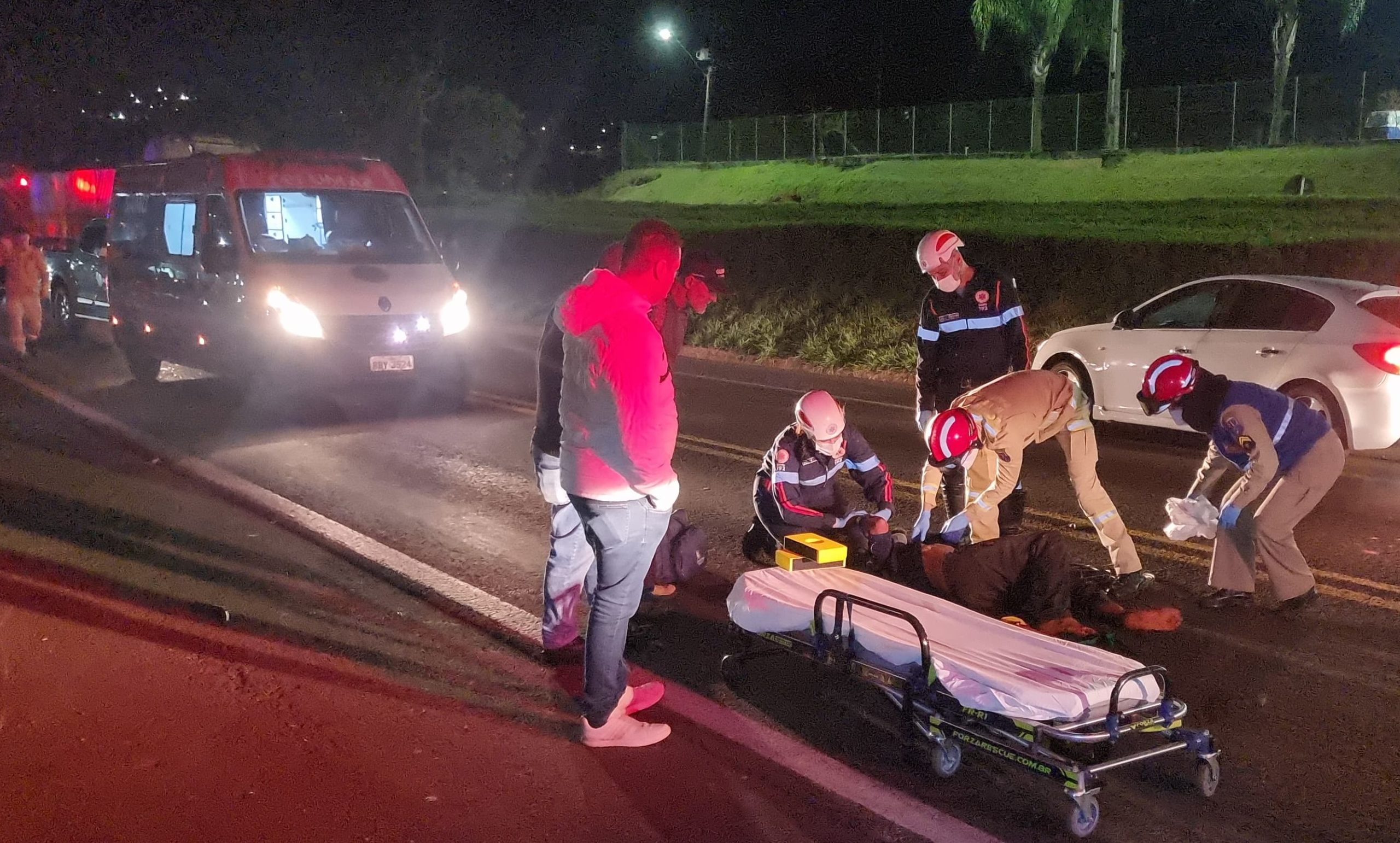 Homem sofre ferimentos graves ao ser atropelado por carro e moto na BR-277 em Cascavel Homem sofre ferimentos graves ao ser atropelado por carro e moto na BR-277 em Cascavel
