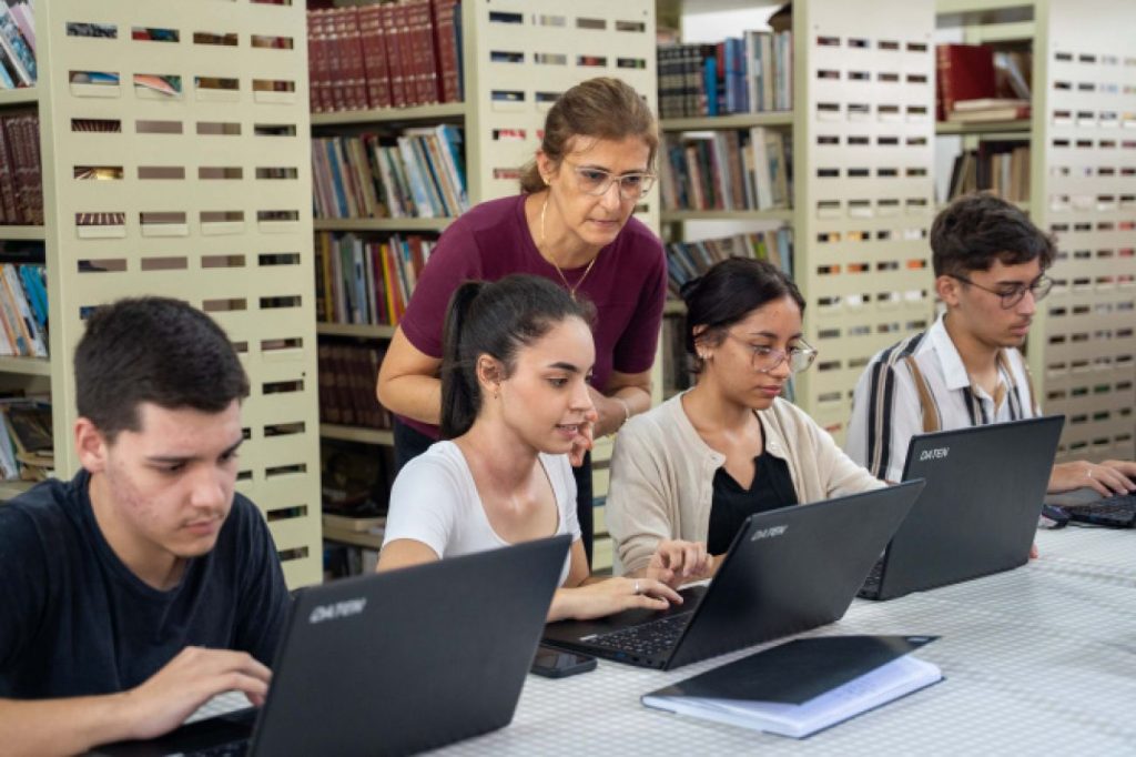 Talento Tech: alunos aprendem TI e testam tecnologias em lanchonete e negócios dos pais Talento Tech: alunos aprendem TI e testam tecnologias em lanchonete e negócios dos pais
