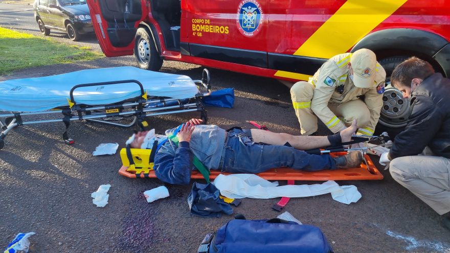 Homem sofre ferimentos graves ao colidir patinete contra Palio no Pioneiros Catarinenses