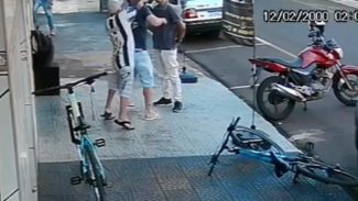 Imagens fortes: Vídeo mostra momento em que empresário Carlos Eduardo é morto a facadas