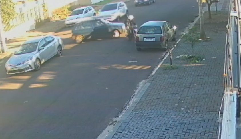 Retorno no meio da quadra: Vídeo mostra Uno atingido motociclista e o arremessando contra veículo estacionado