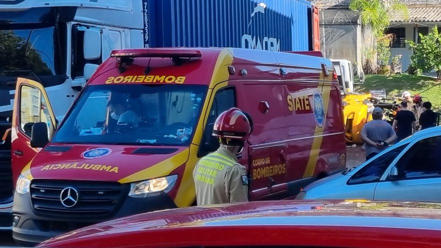 Empilhadeira tomba e trabalhador é esmagado na Avenida Brasil