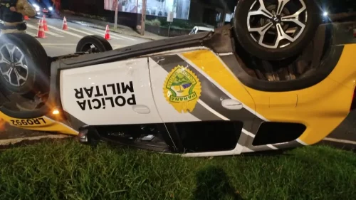 Viatura da PM capota após colisão com carro: ‘Furou o sinal vermelho’, diz motorista Viatura da PM capota após colisão com carro: ‘Furou o sinal vermelho’, diz motorista