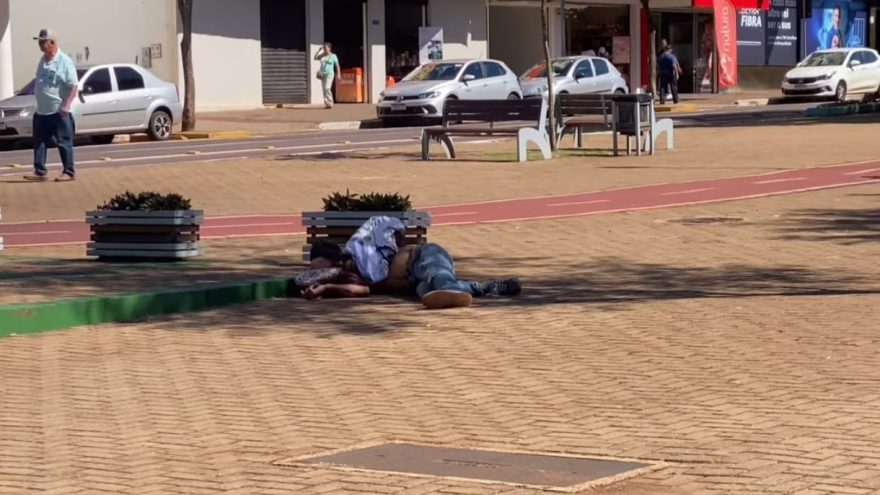 Andarilho que foi denunciado por mostrar as partes íntimas no Calçadão é detido pela GM