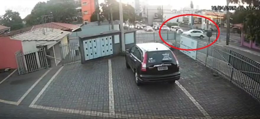 Câmera flagra acidente em cruzamento com semáforo na Avenida Carlos Gomes