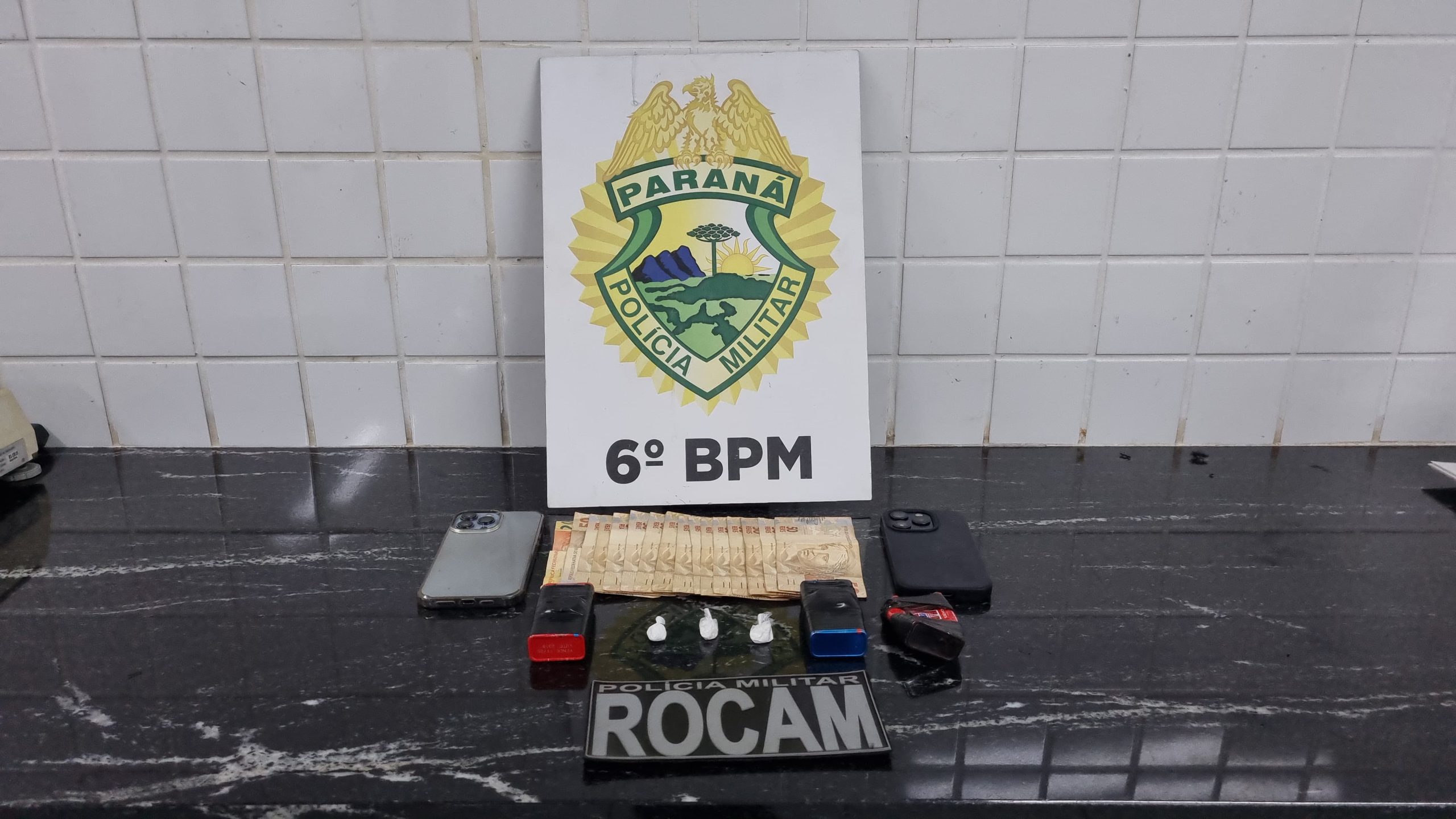 Rocam detém jovem em posse de cocaína e quase R$ 1 mil no Loteamento Siena