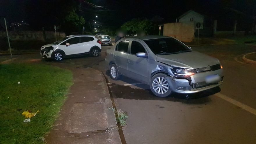 Voyage e Honda WR-V batem em cruzamento no Bairro Santa Cruz