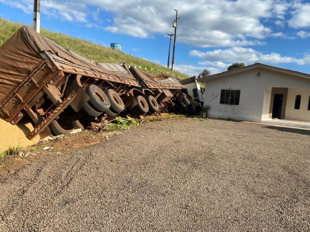 Caminhão desgovernado atinge residência na serra da PR-182