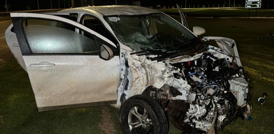 Carro fica destruído após colisão com carreta na BR-163