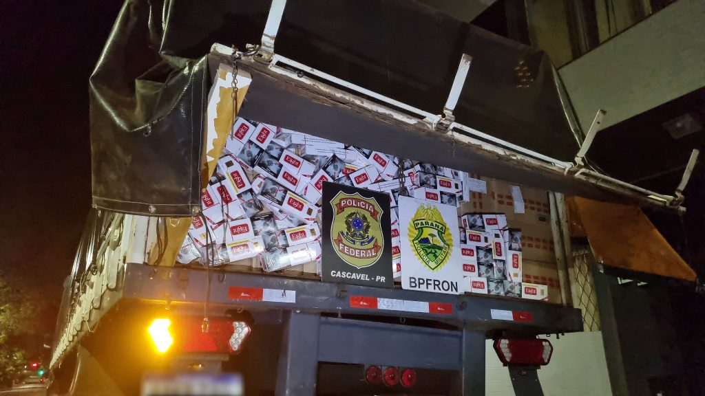 BPFron apreende caminhão paraguaio com 40 mil pacotes de cigarros contrabandeados
