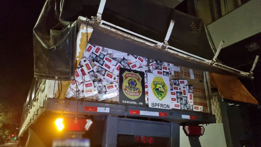BPFron apreende caminhão paraguaio com 40 mil pacotes de cigarros contrabandeados
