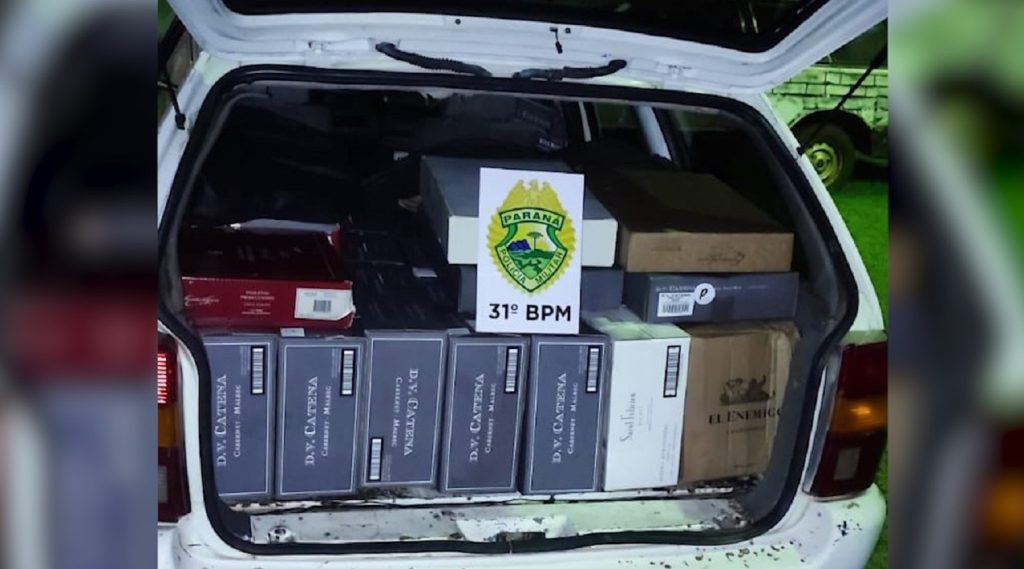 PM intercepta veículo com carga ilegal de vinhos argentinos na zona rural de Corbélia