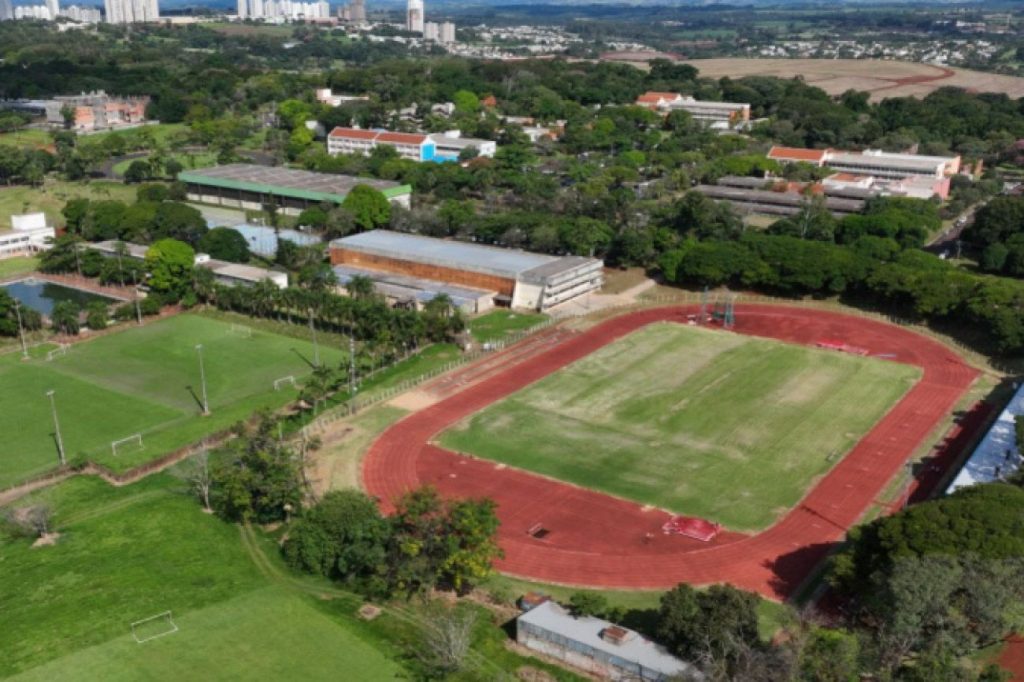 Classe II: nova pista de atletismo da UEL tem arquibancada, torre de controle e iluminação Classe II: nova pista de atletismo da UEL tem arquibancada, torre de controle e iluminação