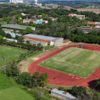 Imagem referente a Classe II: nova pista de atletismo da UEL tem arquibancada, torre de controle e iluminação