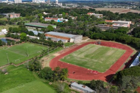 Classe II: nova pista de atletismo da UEL tem arquibancada, torre de controle e iluminação Imagem referente a Classe II: nova pista de atletismo da UEL tem arquibancada, torre de controle e iluminação