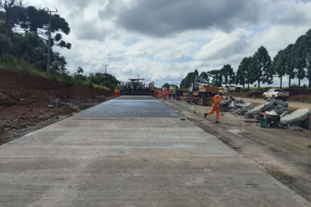 Duplicação em Guarapuava recebe as primeiras placas de concreto de 21 cm de espessura Duplicação em Guarapuava recebe as primeiras placas de concreto de 21 cm de espessura