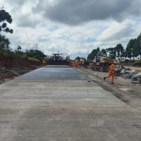 Imagem referente a Duplicação em Guarapuava recebe as primeiras placas de concreto de 21 cm de espessura