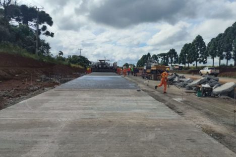 Duplicação em Guarapuava recebe as primeiras placas de concreto de 21 cm de espessura Imagem referente a Duplicação em Guarapuava recebe as primeiras placas de concreto de 21 cm de espessura