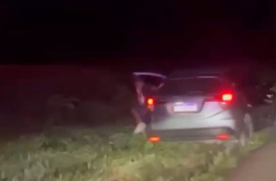 Vídeo mostra perseguição da PRF a carro com maconha e motorista pulando de veículo em movimento