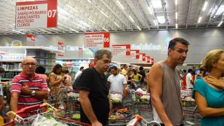 Inflação desacelera e fecha março em 0,56%, pressionada por alimentos