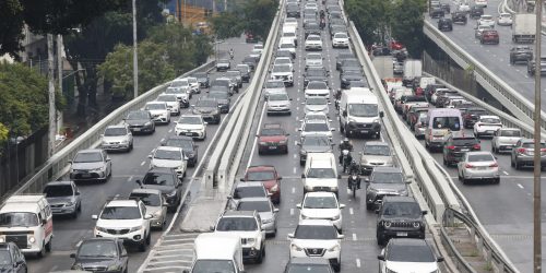 Imagem referente a Marginal Tietê permanece interditada devido a buraco na pista central