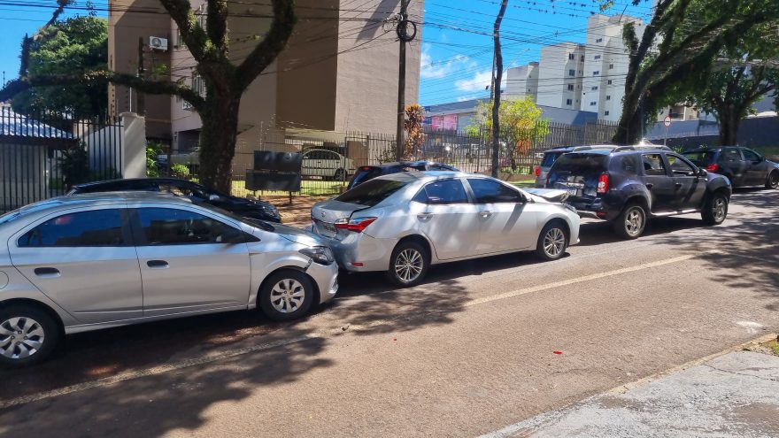Engavetamento no Centro: Duster, Corolla e Onix se envolvem em colisão traseira