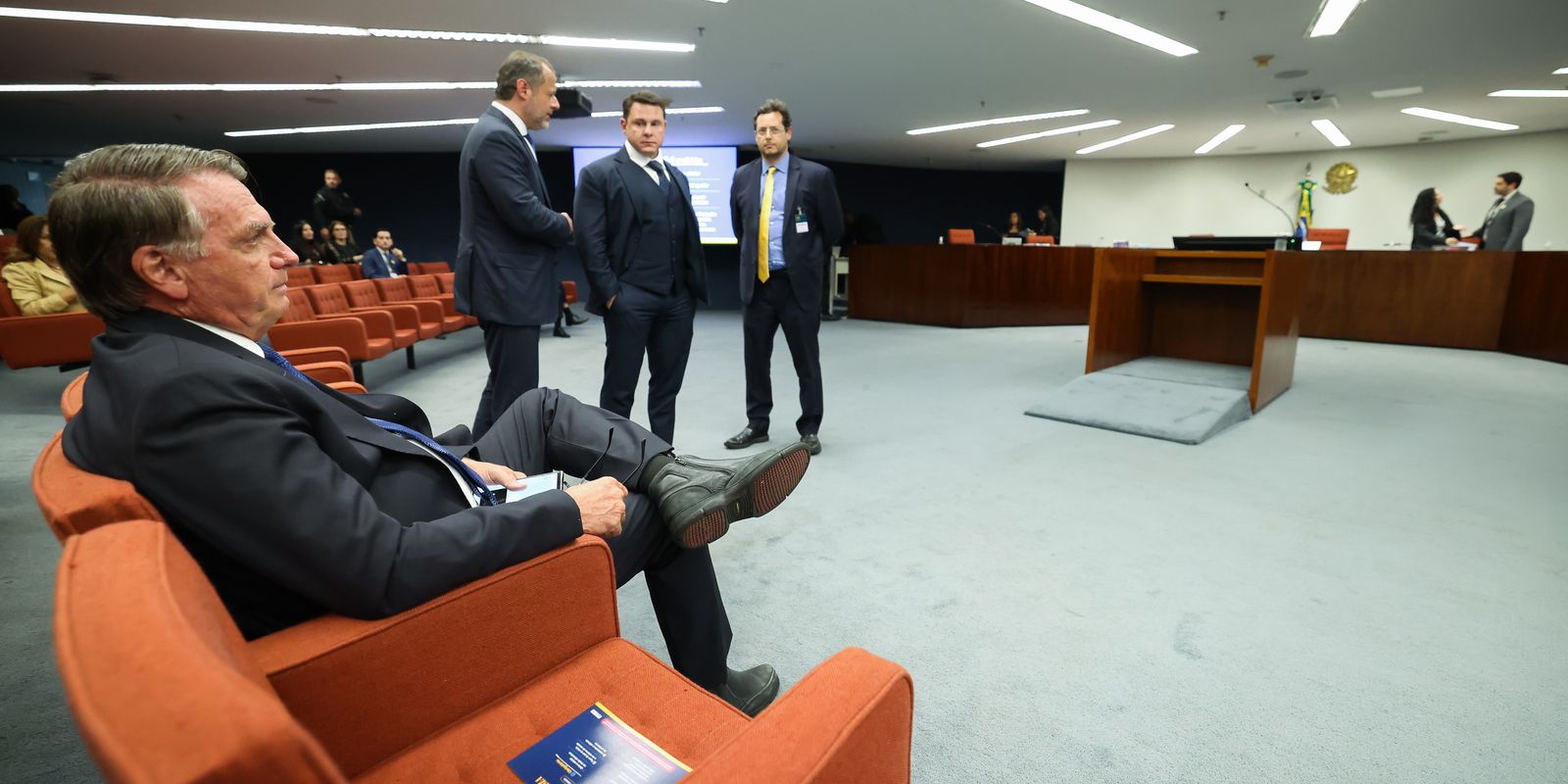 Moraes dá cinco dias para Bolsonaro e réus apresentarem defesa prévia Moraes dá cinco dias para Bolsonaro e réus apresentarem defesa prévia