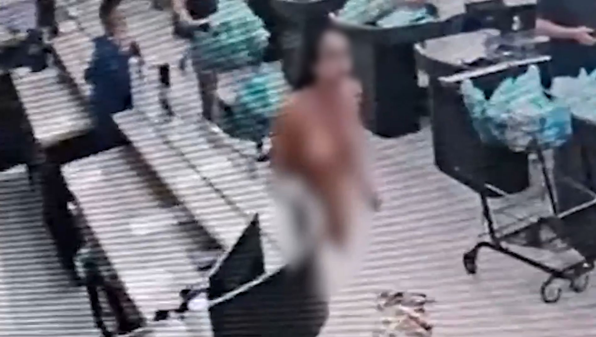 Vídeo mostra travesti tirando a roupa após conflito em supermercado